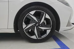 2022 Hyundai Elantra 1.5L CVT LUX Premium, белый — фото 4