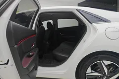 2022 Hyundai Elantra 1.5L CVT LUX Premium, белый — фото 12