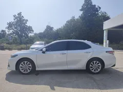 2023 Toyota Camry 2.0G Luxury, белый — фото 3