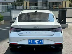 2023 Hyundai Elantra 1.5L CVT LUX Premium, белый — фото 4