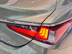 2021 Lexus ES 200 Excellence, зелёный — фото 10