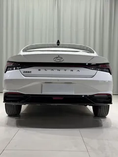 2022 Hyundai Elantra 1.5L CVT LUX Premium, белый — фото 5