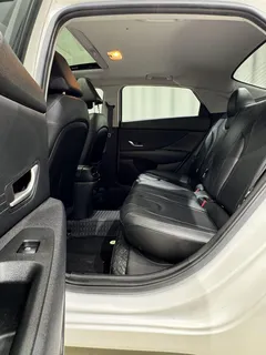 2022 Hyundai Elantra 1.5L CVT LUX Premium, белый — фото 9