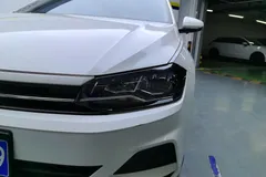 2021 Volkswagen Polo Plus 1.5L AT Colorful Tech, белый — фото 2