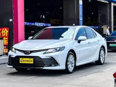 2021 Toyota Camry 2.0G Luxury, белый — фото 1