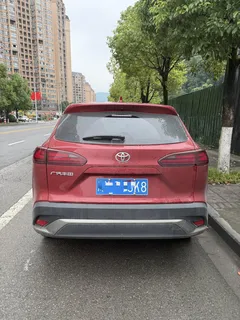 2022 Toyota Frontlander 2.0L CVT Luxury Plus, красный — фото 4