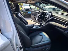 2023 Toyota Camry 2.0G Luxury, белый — фото 11
