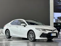 2023 Toyota Camry 2.5G Luxury, белый — фото 3