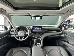 2023 Toyota Camry 2.5G Luxury, белый — фото 5
