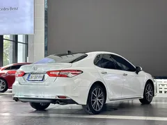 2023 Toyota Camry 2.5G Luxury, белый — фото 7