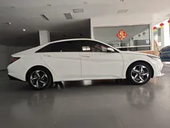 2021 Hyundai Elantra 1.5L CVT LUX Premium, белый — фото 7