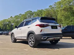 2021 Kia Seltos 1.5L CVT Trend, белый — фото 7
