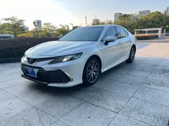 2021 Toyota Camry 2.5G Luxury, белый — фото 1