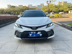 2021 Toyota Camry 2.5G Luxury, белый — фото 2