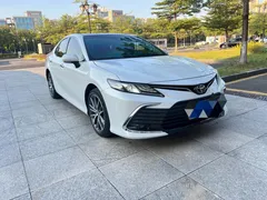 2021 Toyota Camry 2.5G Luxury, белый — фото 3