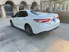 2021 Toyota Camry 2.5G Luxury, белый — фото 6