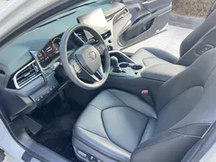 2021 Toyota Camry 2.5G Luxury, белый — фото 9