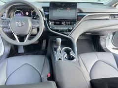 2021 Toyota Camry 2.5G Luxury, белый — фото 10