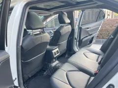 2021 Toyota Camry 2.5G Luxury, белый — фото 11