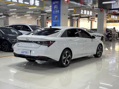 2022 Hyundai Elantra 1.5L CVT LUX Premium, белый — фото 9