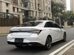 2022 Hyundai Elantra 1.5L CVT LUX Premium, белый — фото 5