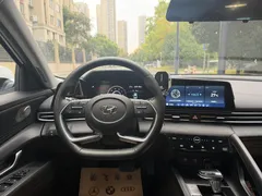 2022 Hyundai Elantra 1.5L CVT LUX Premium, белый — фото 7