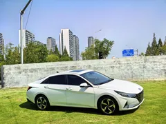 2021 Hyundai Elantra 1.5L CVT LUX Premium, белый — фото 3