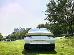 2021 Hyundai Elantra 1.5L CVT LUX Premium, белый — фото 4