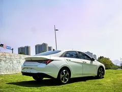 2021 Hyundai Elantra 1.5L CVT LUX Premium, белый — фото 5