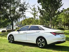 2021 Hyundai Elantra 1.5L CVT LUX Premium, белый — фото 6