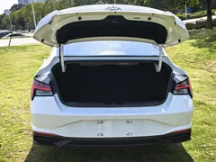 2021 Hyundai Elantra 1.5L CVT LUX Premium, белый — фото 8
