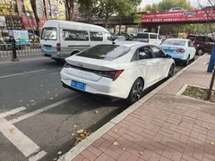 2022 Hyundai Elantra 1.5L CVT LUX Premium, белый — фото 5