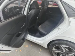 2022 Hyundai Elantra 1.5L CVT LUX Premium, белый — фото 10