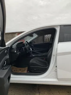 2021 Hyundai Elantra 1.5L CVT LUX Premium, белый — фото 9