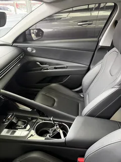 2022 Hyundai Elantra 1.5L CVT LUX Premium — фото 17