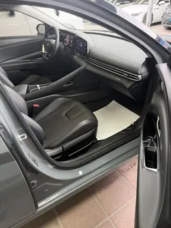 2022 Hyundai Elantra 1.5L CVT LUX Premium — фото 19