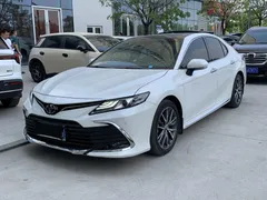 2023 Toyota Camry 2.5G Luxury, белый — фото 1