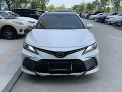 2023 Toyota Camry 2.5G Luxury, белый — фото 2