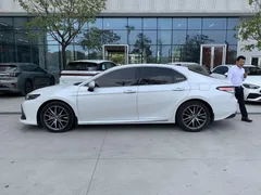 2023 Toyota Camry 2.5G Luxury, белый — фото 3