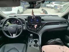 2023 Toyota Camry 2.5G Luxury, белый — фото 5