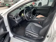 2023 Toyota Camry 2.5G Luxury, белый — фото 7