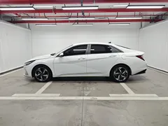 2022 Hyundai Elantra 1.5L CVT LUX Premium, белый — фото 4