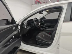 2022 Hyundai Elantra 1.5L CVT LUX Premium, белый — фото 11