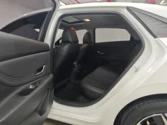 2022 Hyundai Elantra 1.5L CVT LUX Premium, белый — фото 12