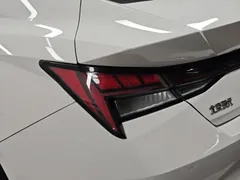 2022 Hyundai Elantra 1.5L CVT LUX Premium, белый — фото 19