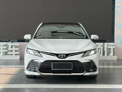 2021 Toyota Camry 2.5G Luxury, белый — фото 2