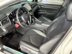 2021 Toyota Camry 2.5G Luxury, белый — фото 8
