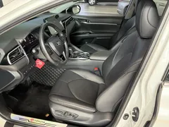 2021 Toyota Camry 2.5G Luxury, белый — фото 9