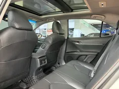 2021 Toyota Camry 2.5G Luxury, белый — фото 11