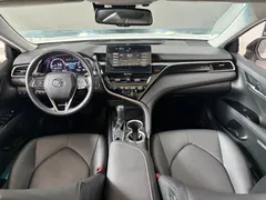 2021 Toyota Camry 2.5G Luxury, белый — фото 14